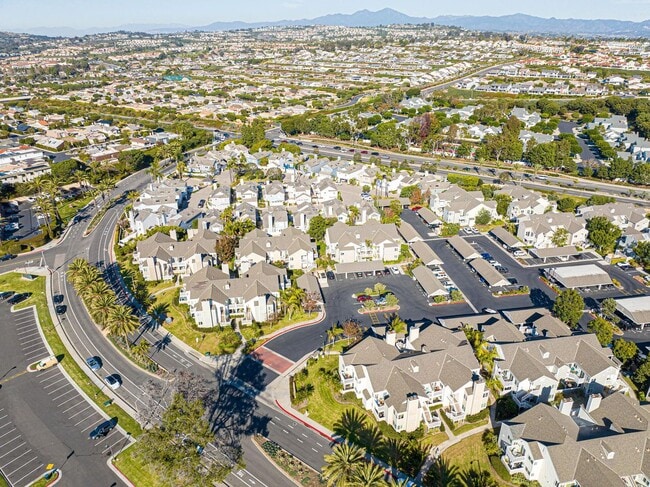 Building Photo - Remodeled 2 Bed, 2 Bath Condo with Ocean V...