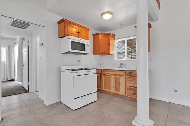 Building Photo - ADORABLE 1 BEDROOM 1 BATH IN HESPERIA