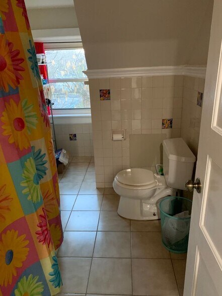 Building Photo - 517 Seneca St