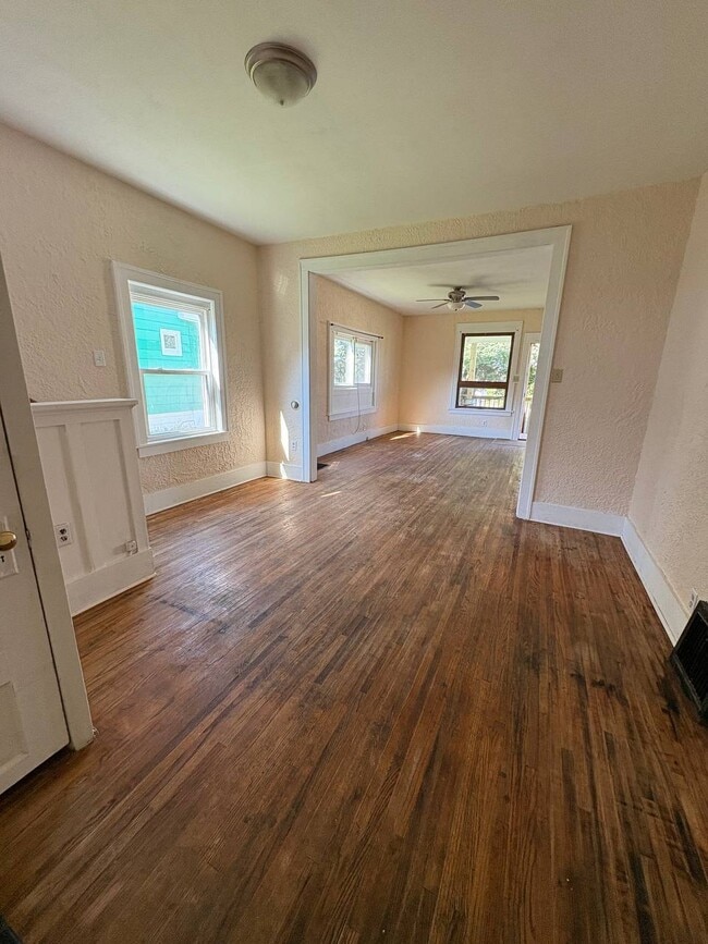 Building Photo - 27 2nd Ave SE