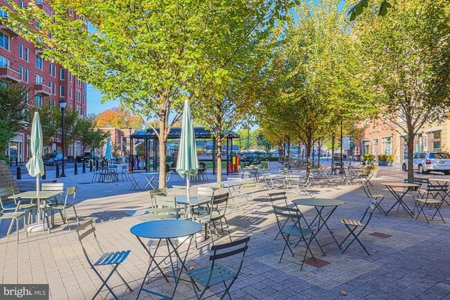 Building Photo - 3535 Chevy Chase Lake Dr