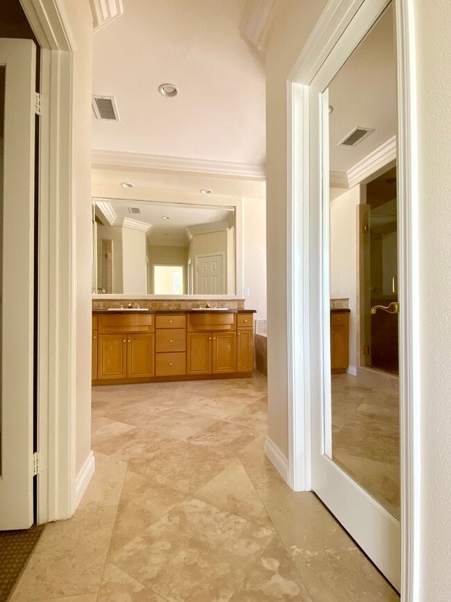 Building Photo - Beautiful 5 bedroom Newbury Park home with mountain views
