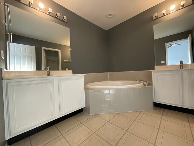 Building Photo - 1116 Village Center Pkwy