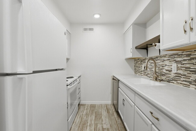Building Photo - $1,495.95 - 1 Bed, 1 Bath Condo in Denver with In Unit Washer/Dryer and Central AC!