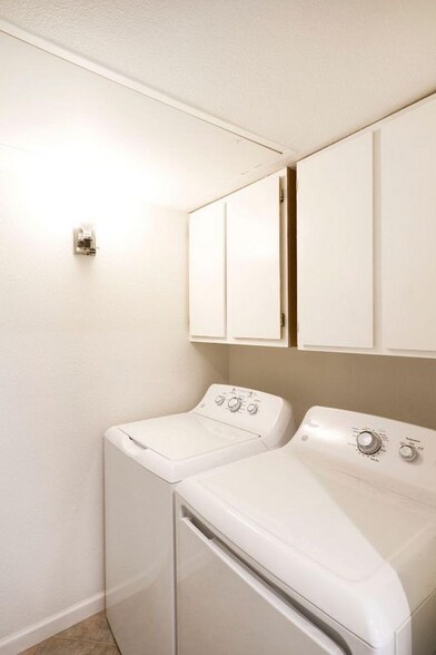 Building Photo - 7431 Holly Hill Dr