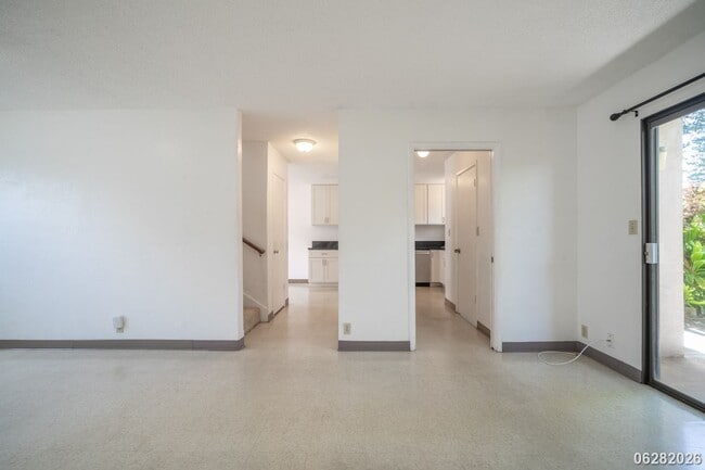 Building Photo - Rarely Available 3-bed/2.5-bath/2-parking Townhouse in Aiea