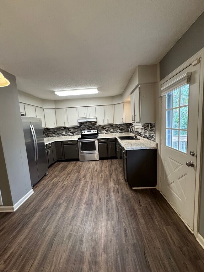 Building Photo - Spacious 3 bedroom 3 bath beautiful home w...