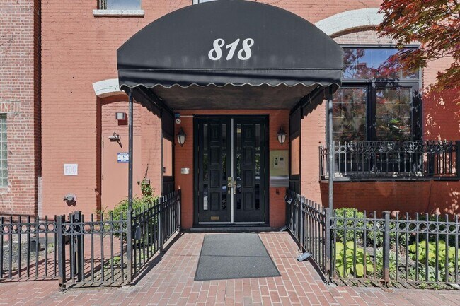 Building Photo - 818 Jefferson St