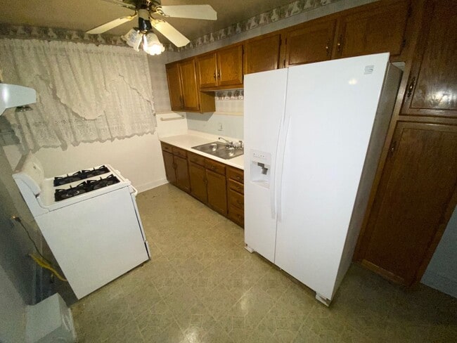 Building Photo - 2 bedrooms 1 bath - Large Yard