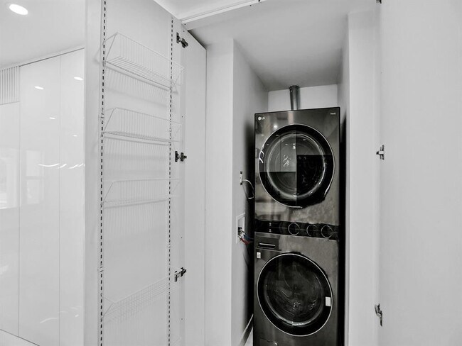 Building Photo - 4530 SW 34th Dr