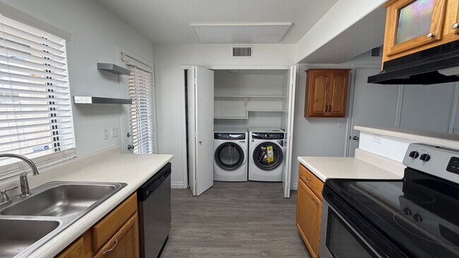 Building Photo - 2 bedroom townhome