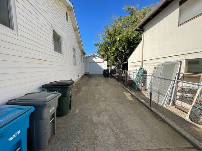 Building Photo - Large 3 Bedrrom 2 Bath Home Close to Orovi...