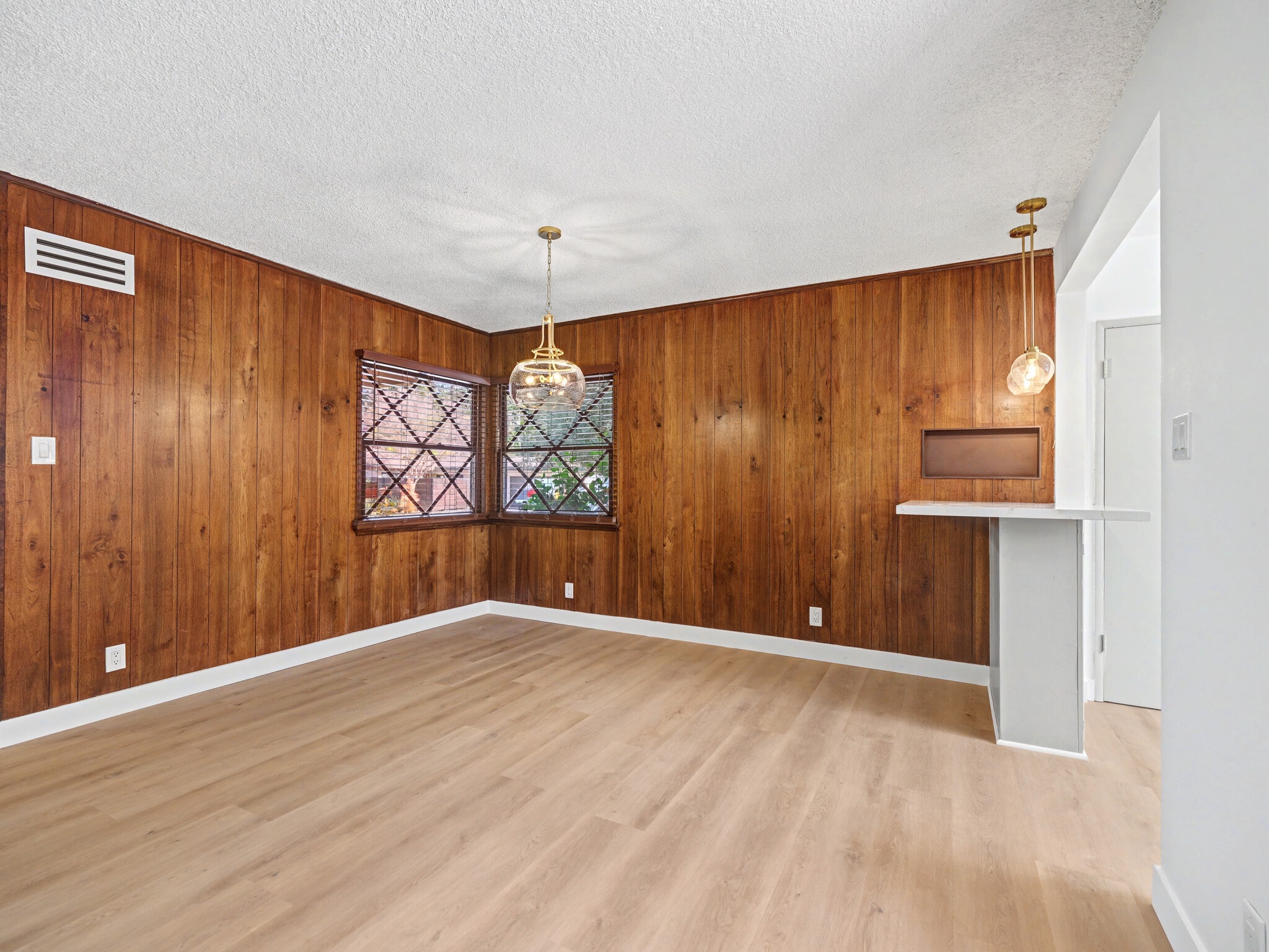 Building Photo - 4413 Canoga Dr