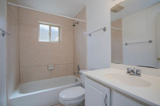 Building Photo - 1620 Hawthorne St