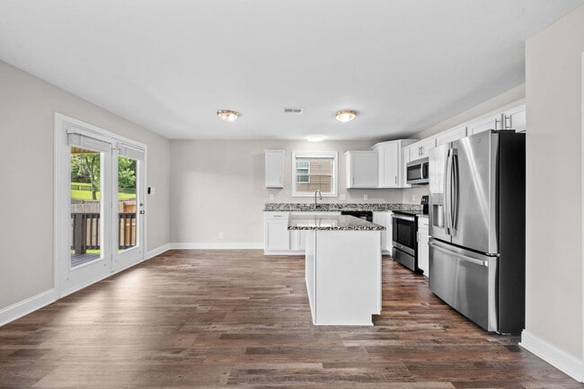 Building Photo - Beautiful Open-Concept Home with Covered Deck & Huge Backyard