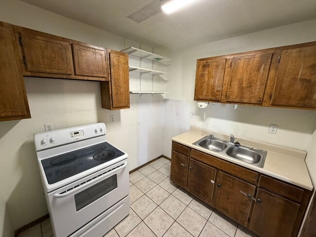 Building Photo - 2 Bed 1 Bath Home