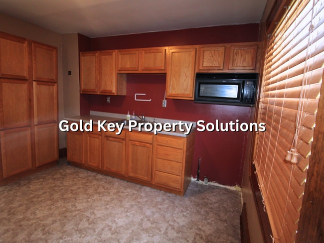 Building Photo - MUNCIE 3 BR 1 BA house with Fenced Backyar...