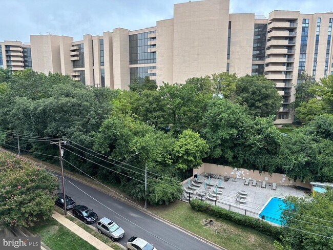 Building Photo - 1300 Army Navy Dr