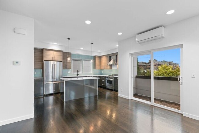 Building Photo - Stunning Modern Air-Conditioned in Coveted...