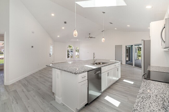 Building Photo - Beautiful Pool Home only Blocks from the Ocean!