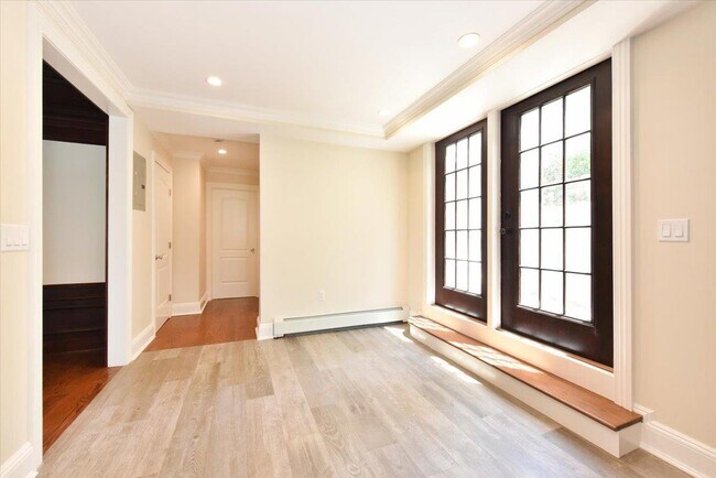 Building Photo - 158 Woodbine Ave