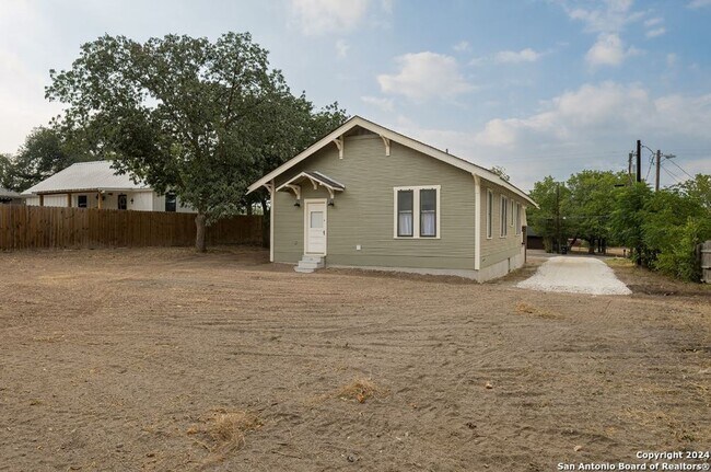 Building Photo - Hill Country Retreat