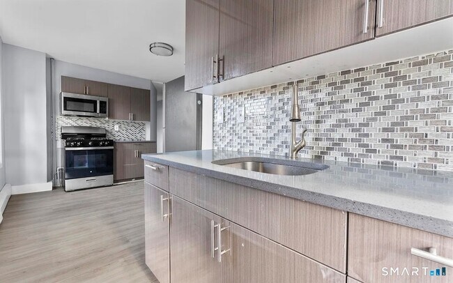 Building Photo - 746 Maple St