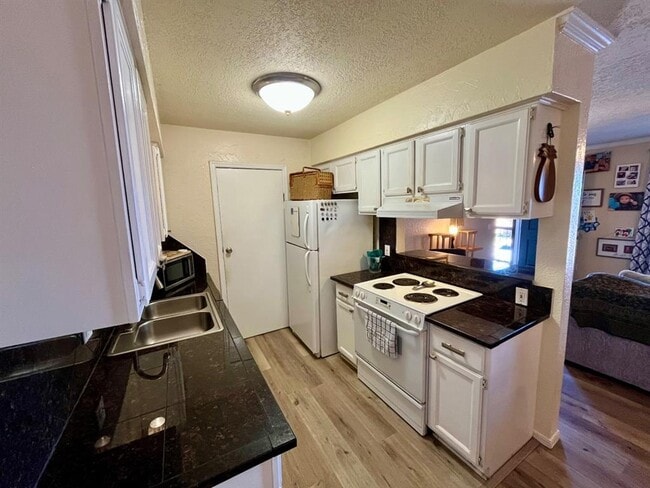 Building Photo - 3200 W Britton Rd