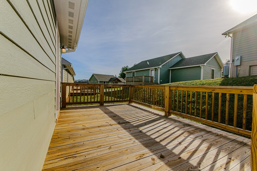 Large back deck - 586 Townhomes Pl