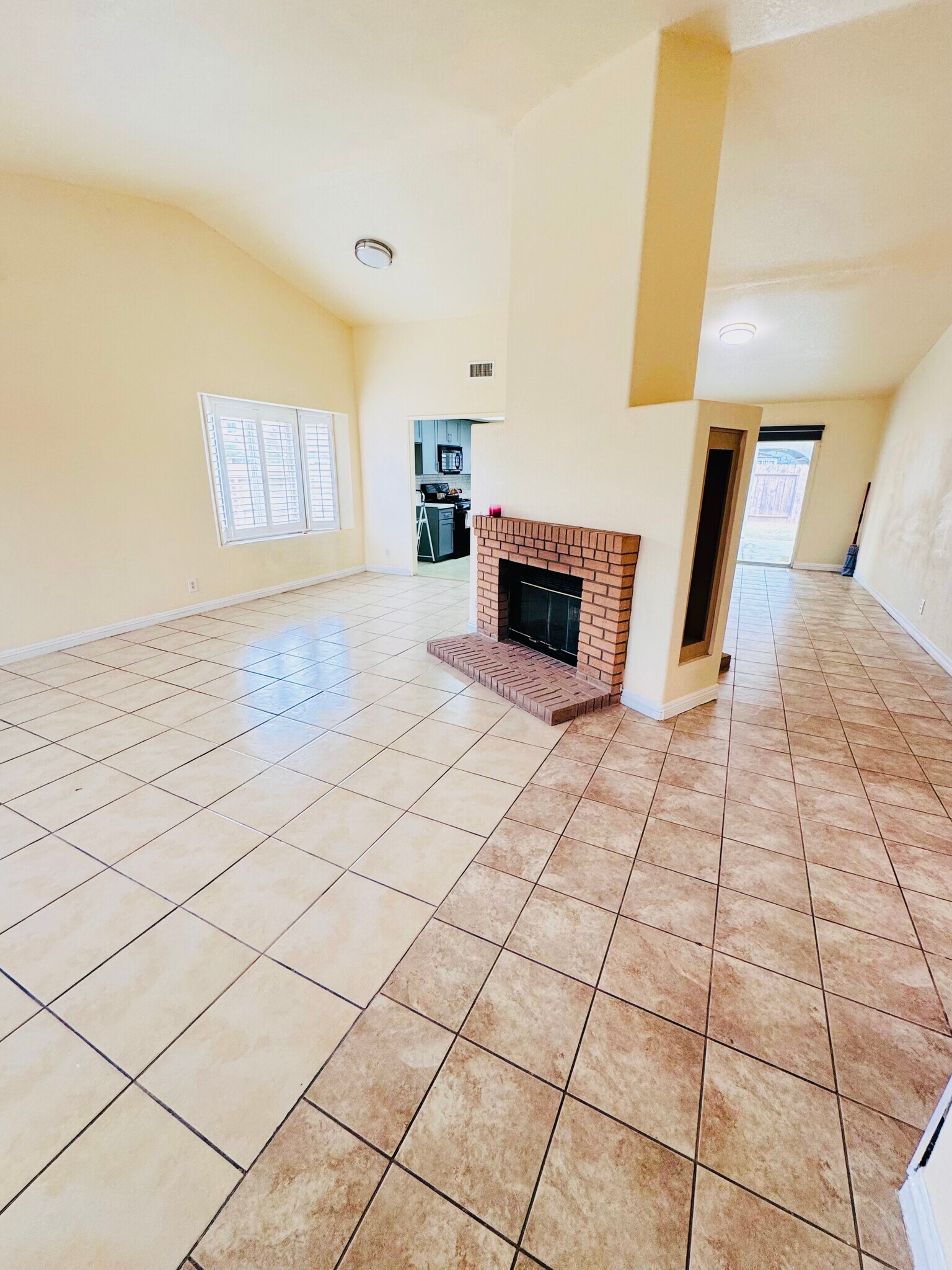 Building Photo - 2498 Ross Ave