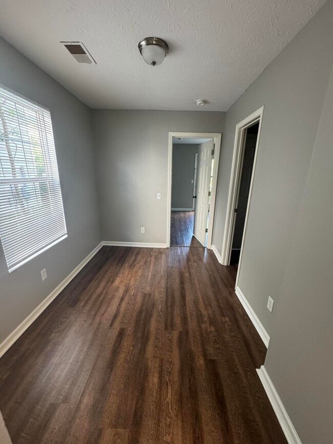 Building Photo - 210 Mousas Way