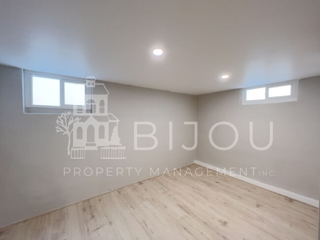 Building Photo - Located Close to Memorial Park!