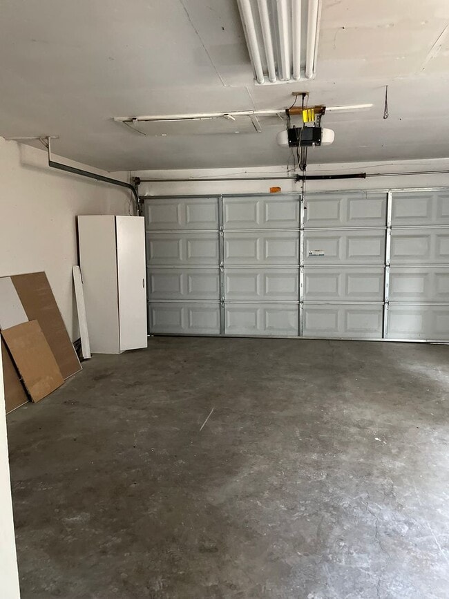 Building Photo - Charming 4-Bedroom, 2-Bathroom Home – Your Perfect Summer Move-In!