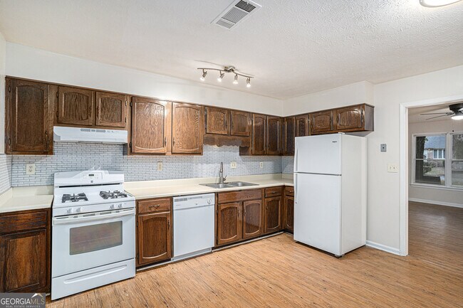 Building Photo - 2610 Golfview Terrace SE