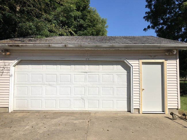 2-car garage - 814 Hall St