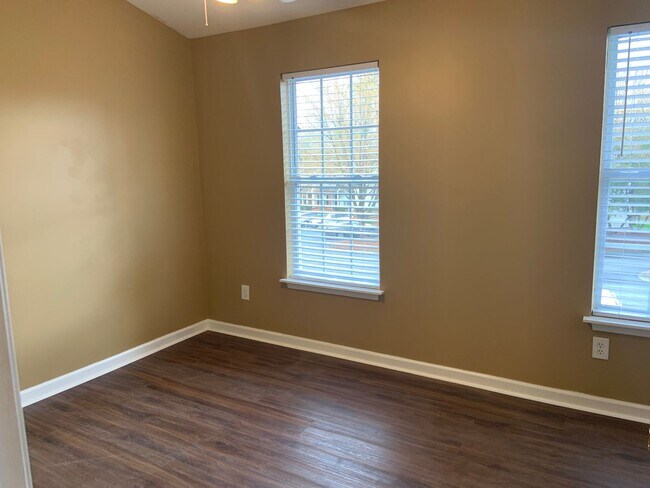 Building Photo - 2 bedroom townhome in Chelsea Commons