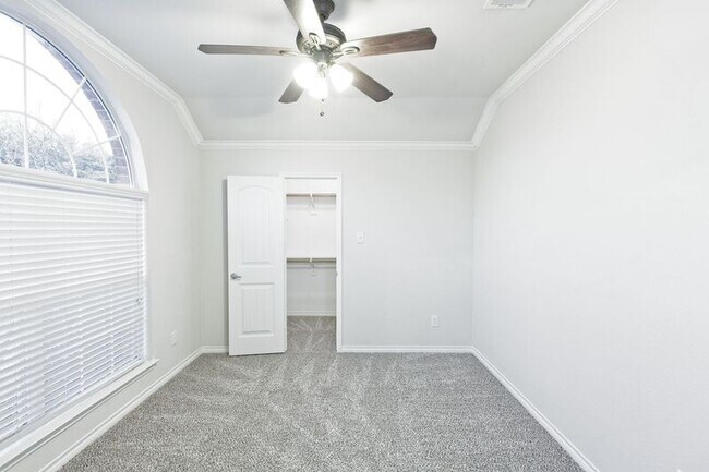 Building Photo - 5925 Silver Buckle Dr
