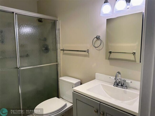 Building Photo - 6319 Bay Club Dr
