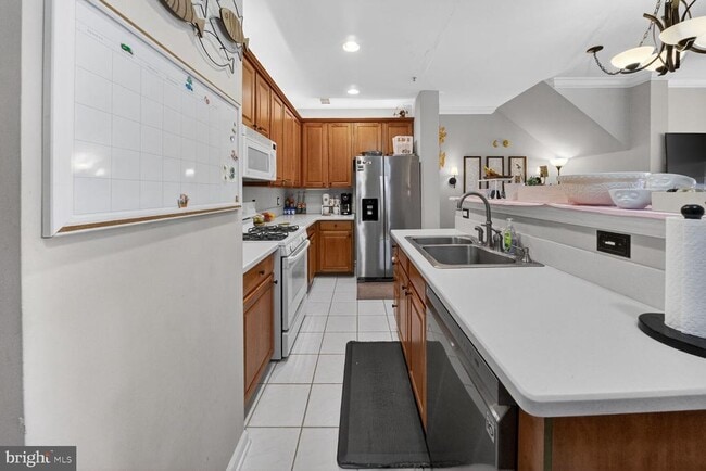 Building Photo - 725 Main St