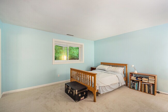 Building Photo - 423 Tamarack Dr