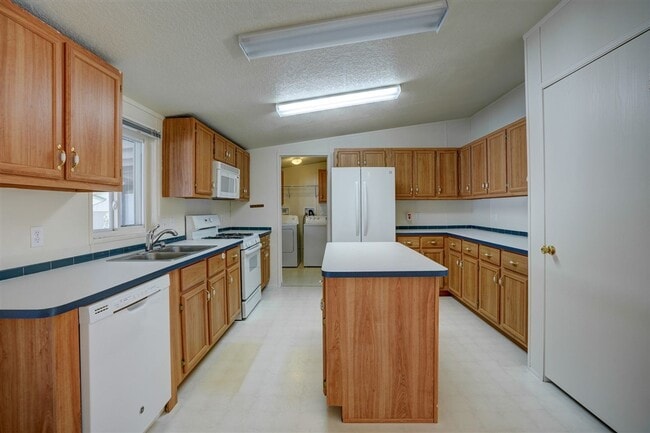 Building Photo - 3 bedroom, 2 bathroom home in 55+ Community of The Villages at Lynx Creek