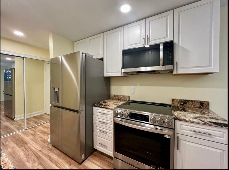 Building Photo - 2375 S Linden Ct