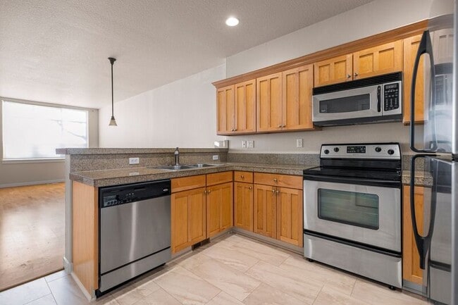 Building Photo - 929 SE Marion St