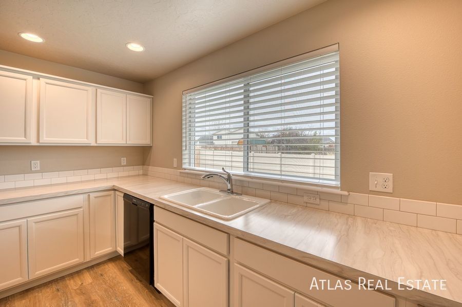 Building Photo - 20363 Stockbridge Way