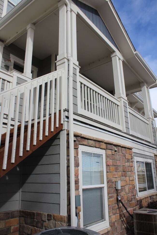 Building Photo - Beautiful 3 BR/3 1/2 BA Townhouse in Stonegate!!