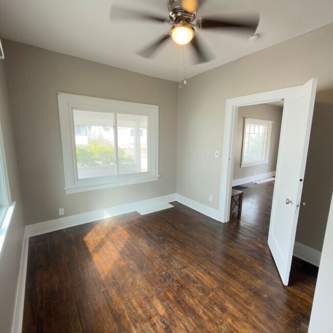 Building Photo - Charming 3 bedroom home with laundry included!