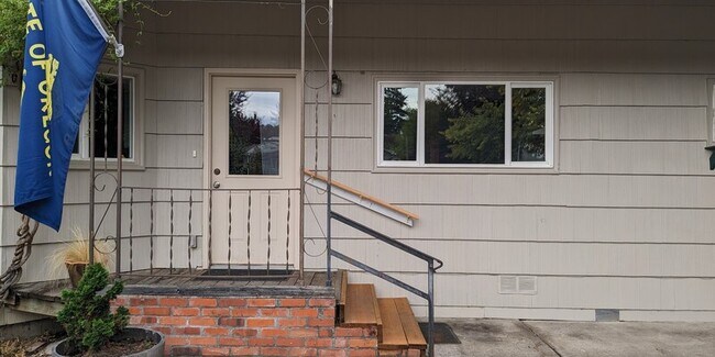 Primary Photo - 1005 Clark