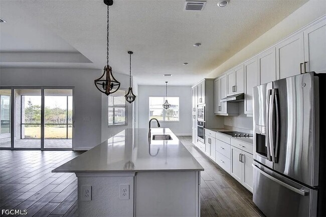 Building Photo - 7796 Lakes Edge Ln