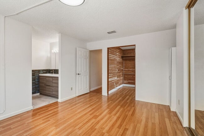 Building Photo - 10028 Biscanewoods Way