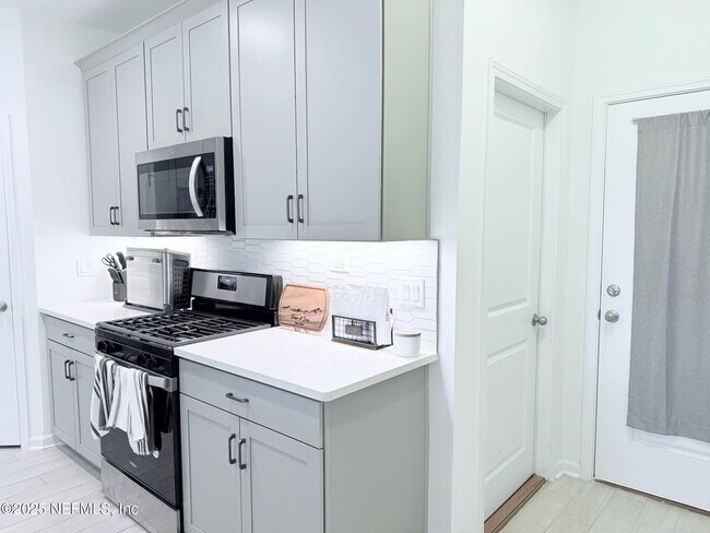 Building Photo - 367 Brandon Lks Dr